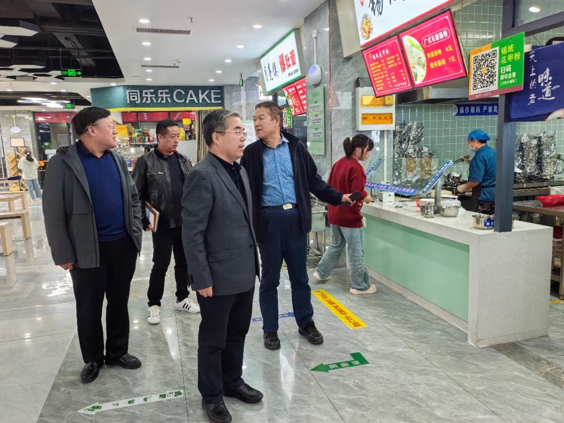 一群人站在商店門口描述已自動生成