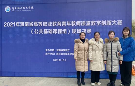 一群人站在藍色壁報板前描述已自動生成