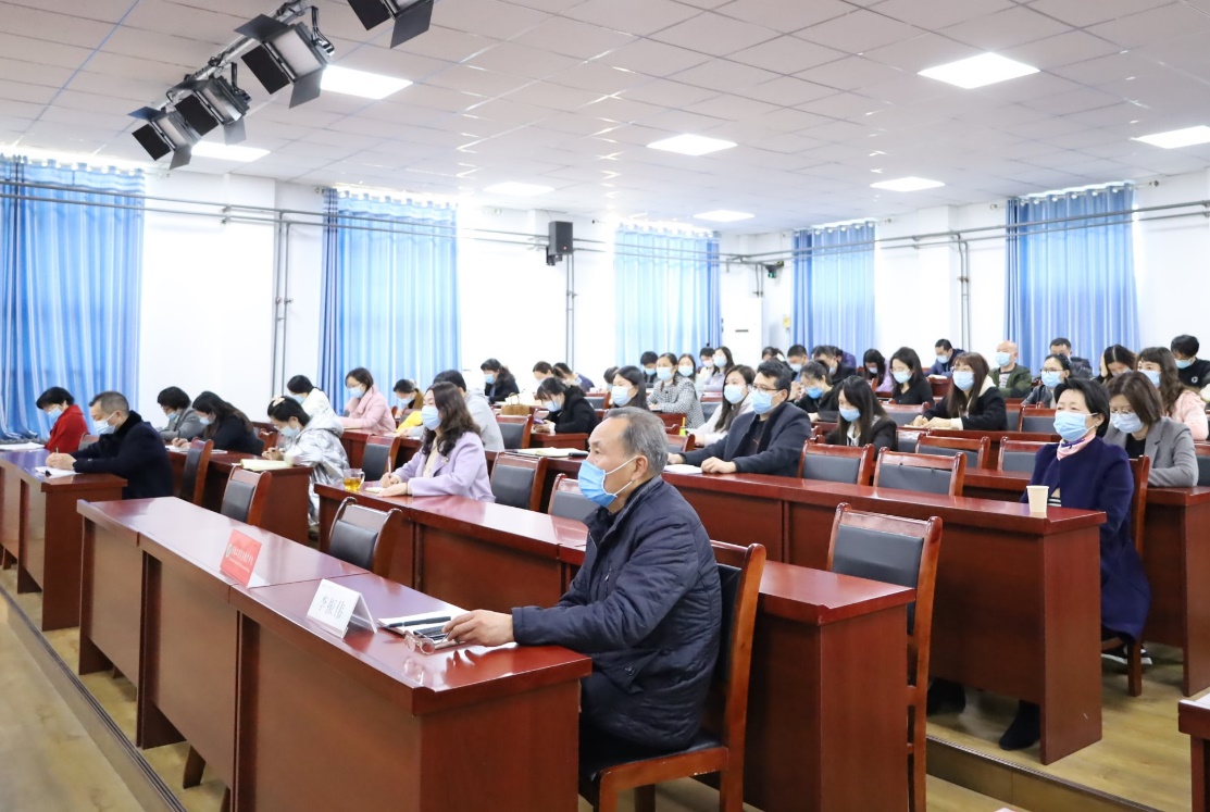 會議室里的人們描述已自動生成