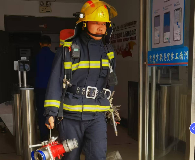 圖片包含 人, 室內, 年輕, 站描述已自動生成