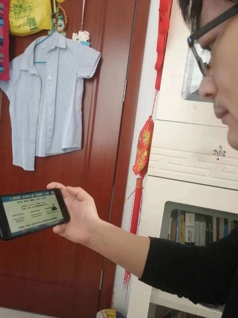 男子拿著手機自拍低可信度描述已自動生成