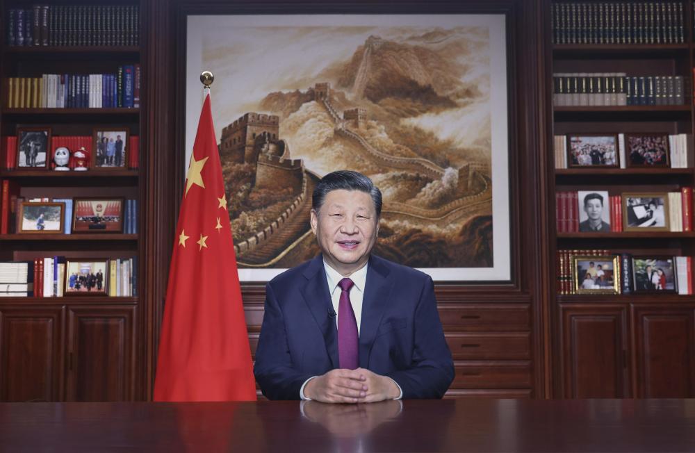 新年前夕,國家主席習近平通過中央廣播電視總臺和互聯網,發表二〇二二年新年賀詞。 新華社記者 鞠鵬 攝